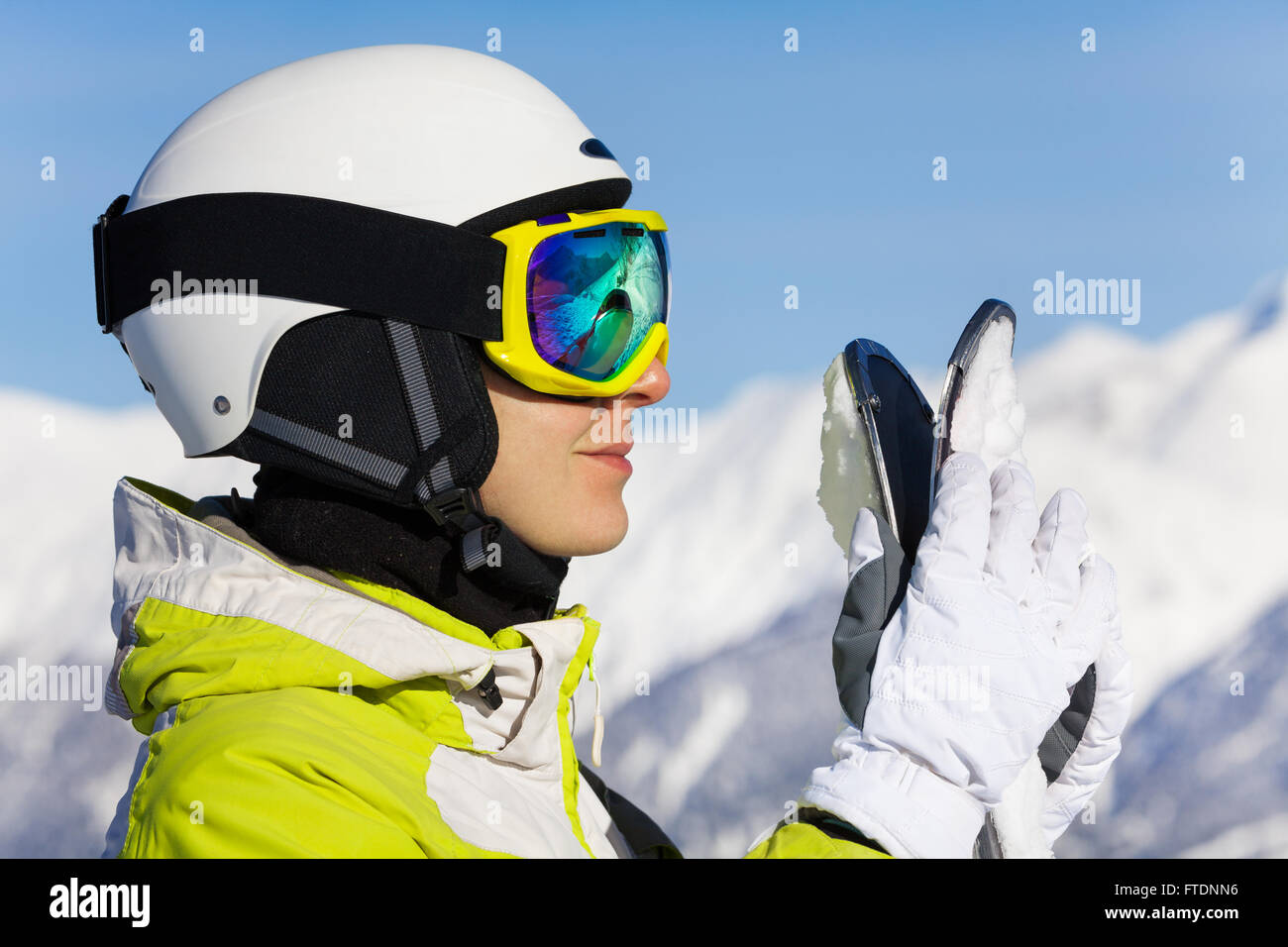 Retrato De Una Hermosa Mujer Con Traje De Esquí Y De Esquí En La Montaña De  Invierno. Imagen de archivo - Imagen de imagen, recurso: 237447433