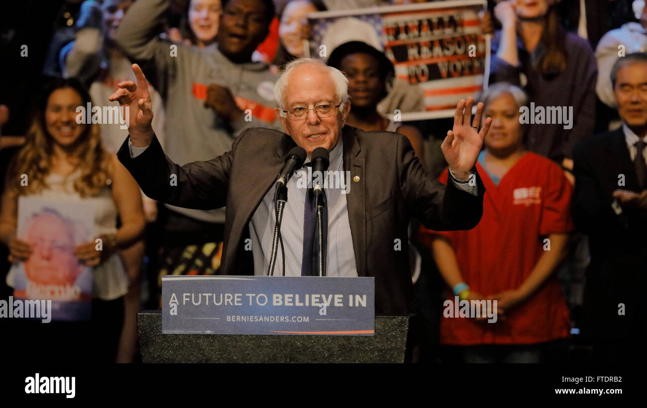 El candidato presidencial Bernie Sanders sostiene Los Angeles Rally Foto de stock