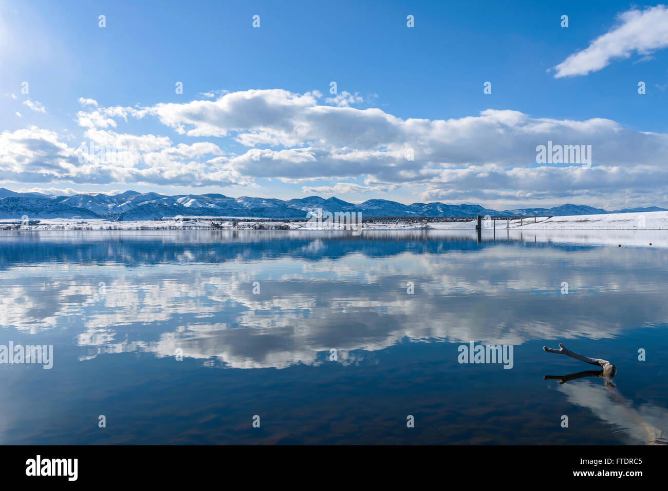 Blue Mountain Lake (lago de montaña, después de una tormenta de nieve de primavera. Foto de stock