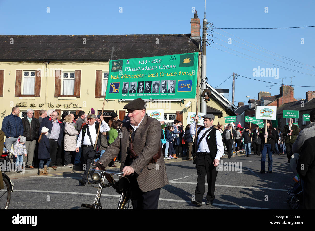 Conmemoración de 1916 el ejército ciudadano irlandés en el Desfile del Día de San Patricio Carrickmacross Foto de stock