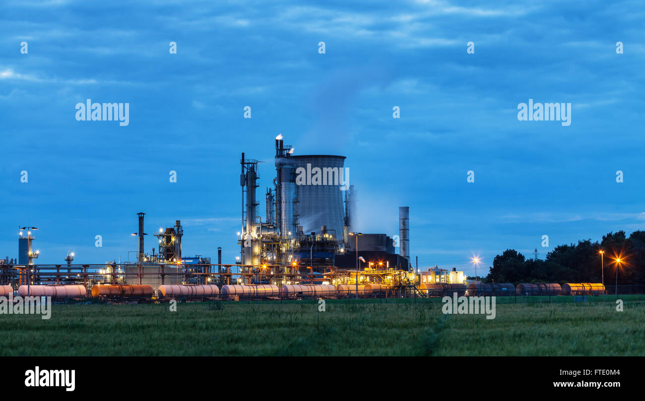 Vista en planta química operacional iluminada en penumbra Foto de stock