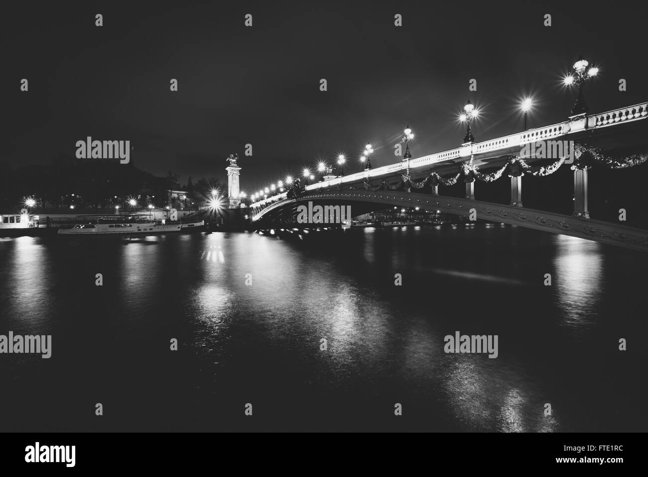 Pont Alexandre III y el Sena por la noche, en París, Francia. Foto de stock