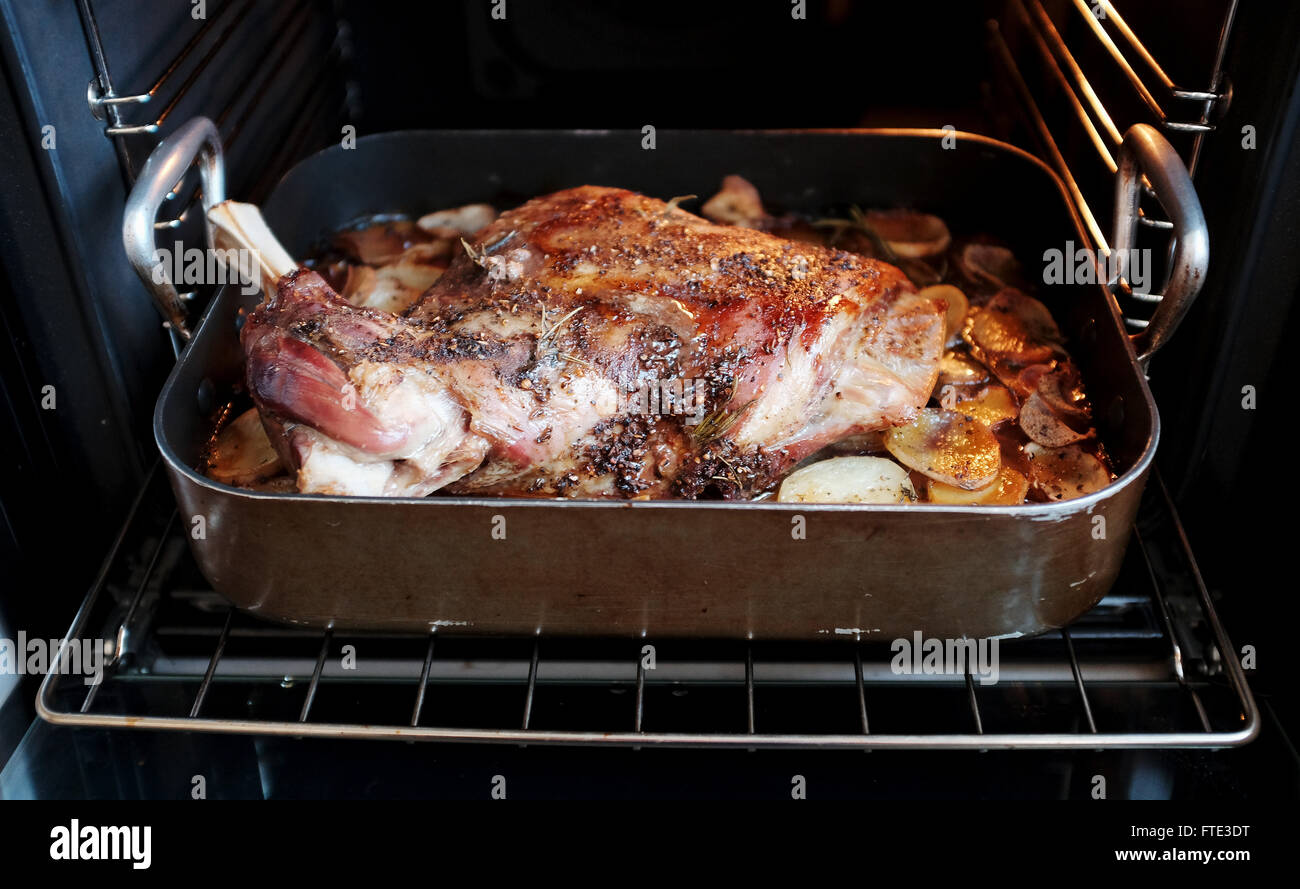 Domingo Almuerzo de lento asado de cordero con patatas de hombro en un horno  eléctrico de cocina Fotografía de stock - Alamy