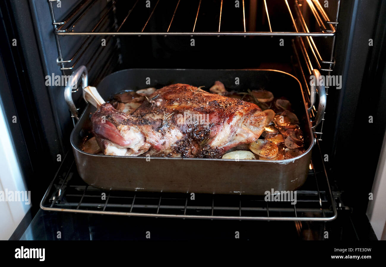 Domingo Almuerzo de lento asado de cordero con patatas de hombro en un horno  eléctrico de cocina Fotografía de stock - Alamy