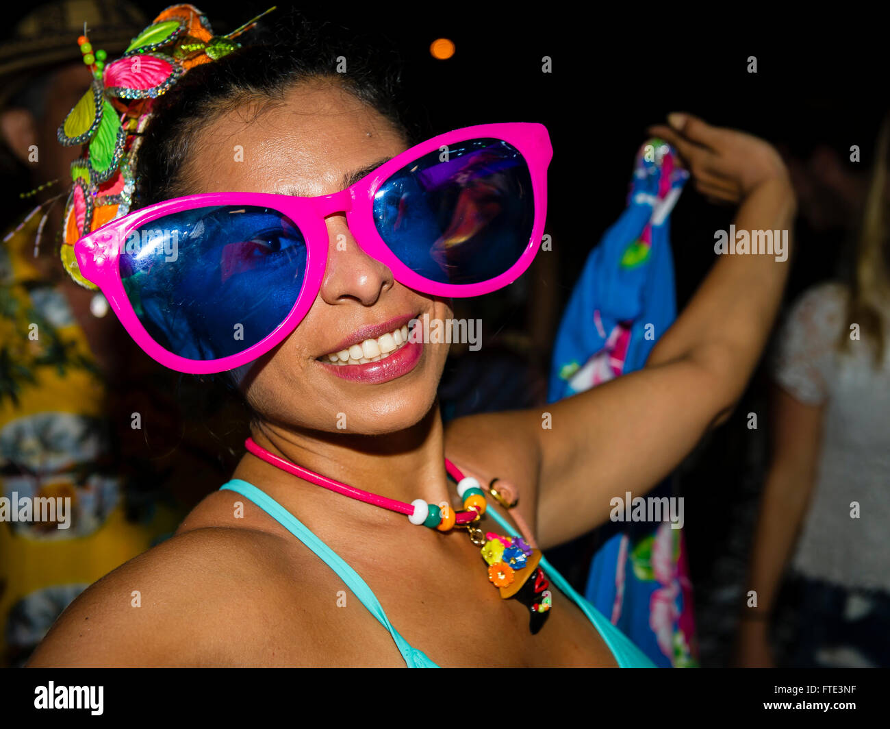Mujer con gafas de carnaval grande Fotografía de stock - Alamy
