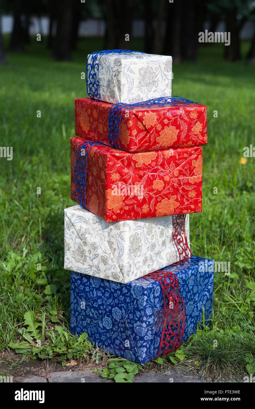 Diferentes tamaños y colores de cajas de regalo en el pasto verde  Fotografía de stock - Alamy