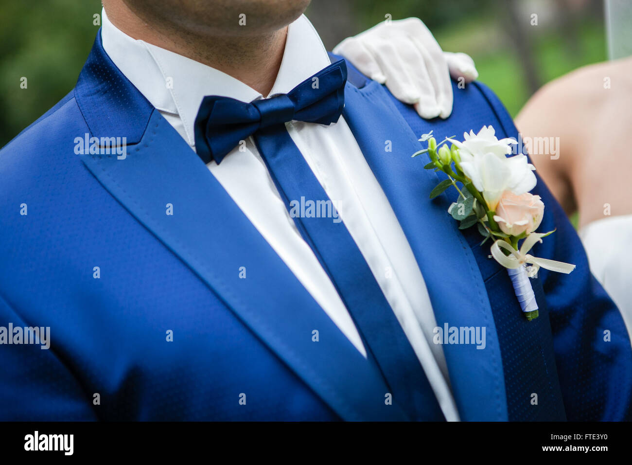 El novio en un traje azul con una pajarita y el ojal en la solapa de su  chaqueta Fotografía de stock - Alamy