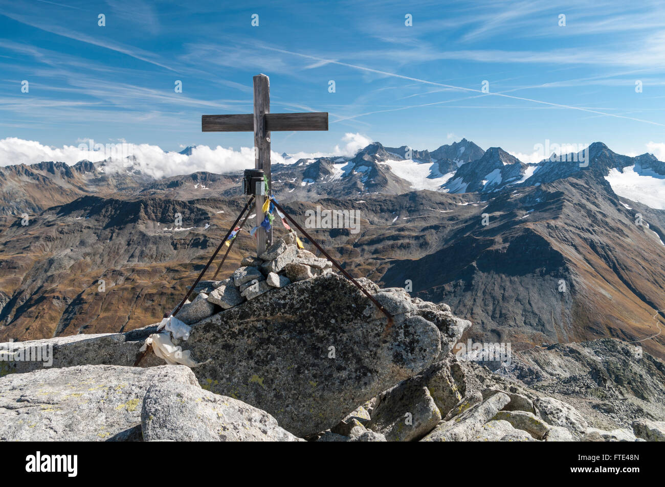 Cruz marcando la cumbre de Klein Furkahorn (3026 m / 9928 ft), una montaña en los Alpes. Los cantones de Uri y el Valais, Suiza. Foto de stock