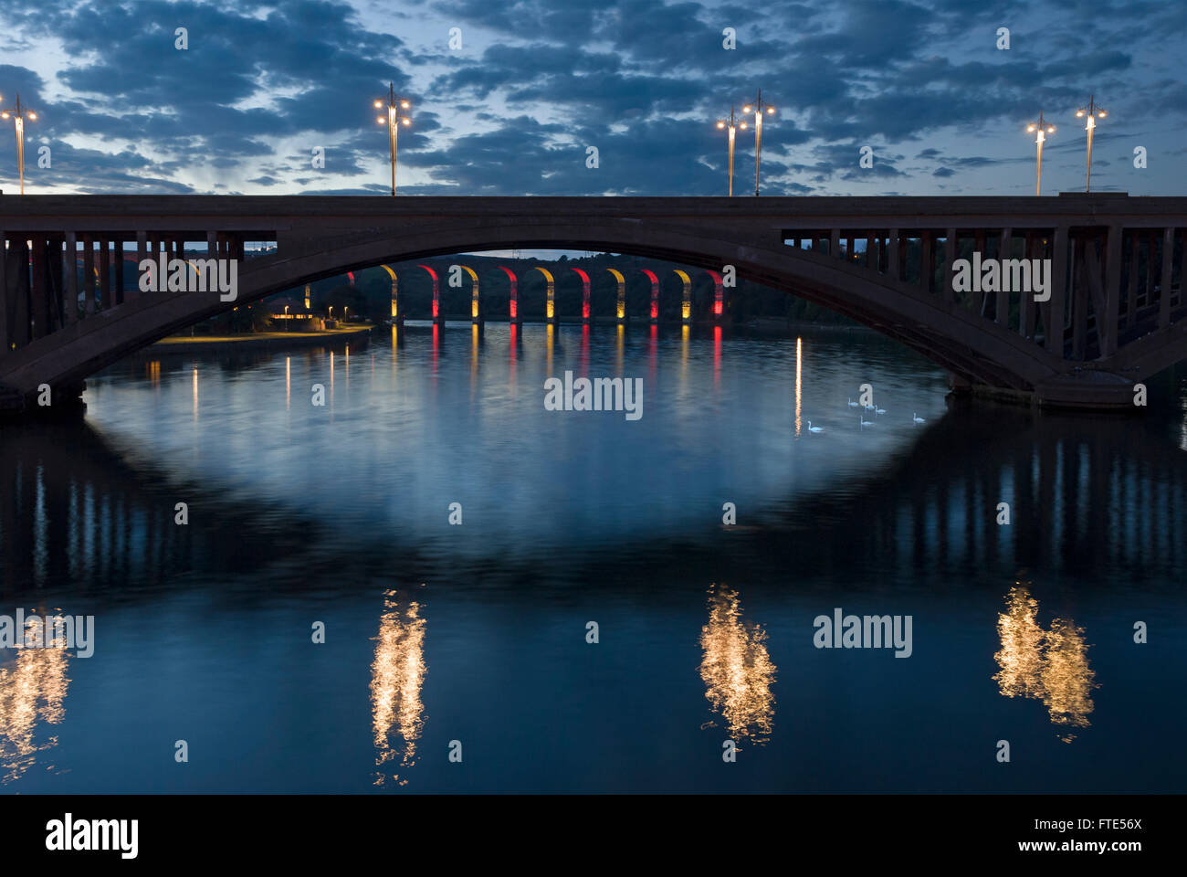 En Berwick-upon-Tweed en la noche mostrando el Royal Tweed puente y el puente ferroviario de frontera real Foto de stock