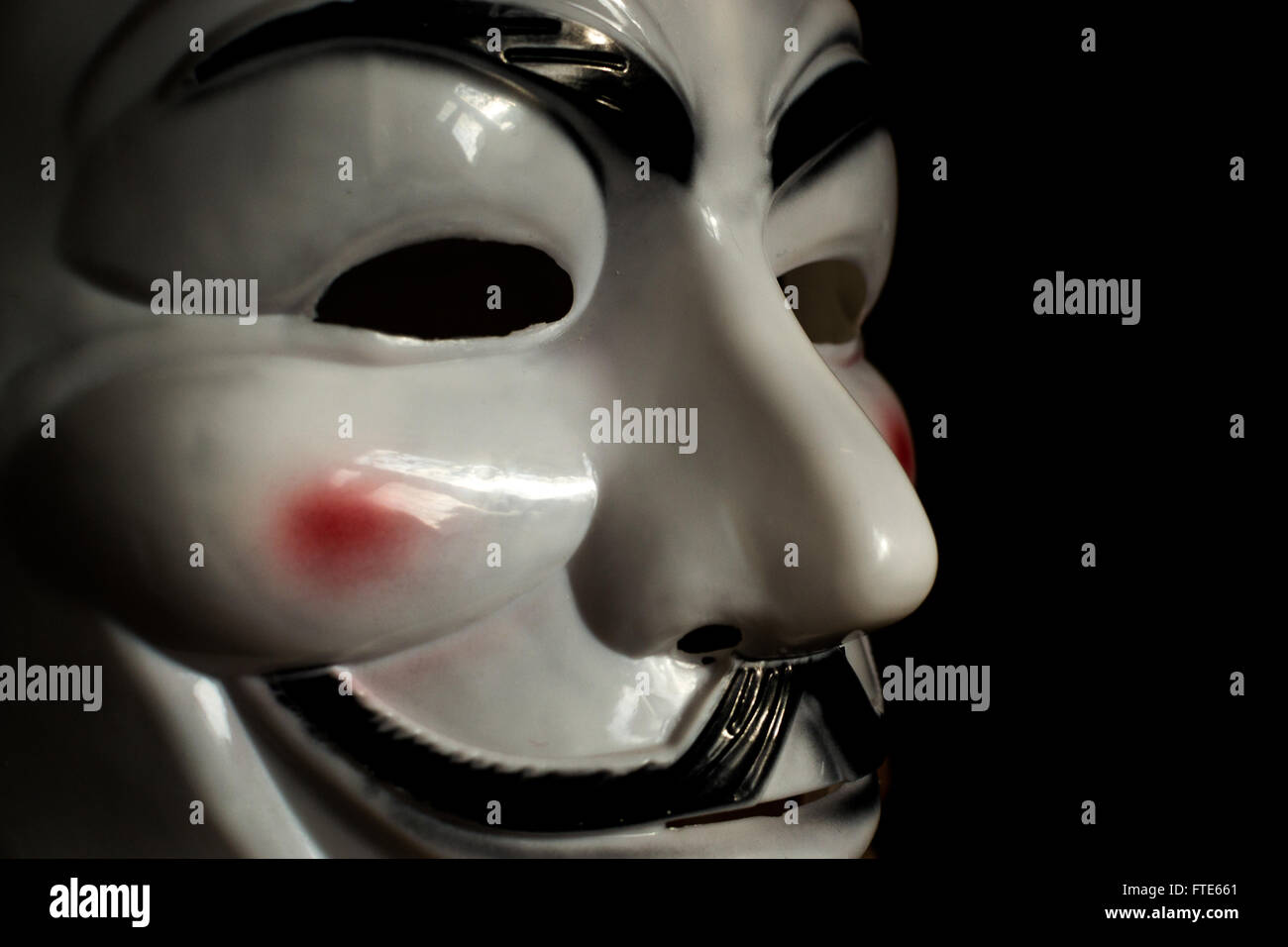 UFA, Rusia el 22 de febrero de 2016 - La máscara de Guy Fawkes ve en la película V de Vendetta es visto como un símbolo de la desobediencia civil Foto de stock