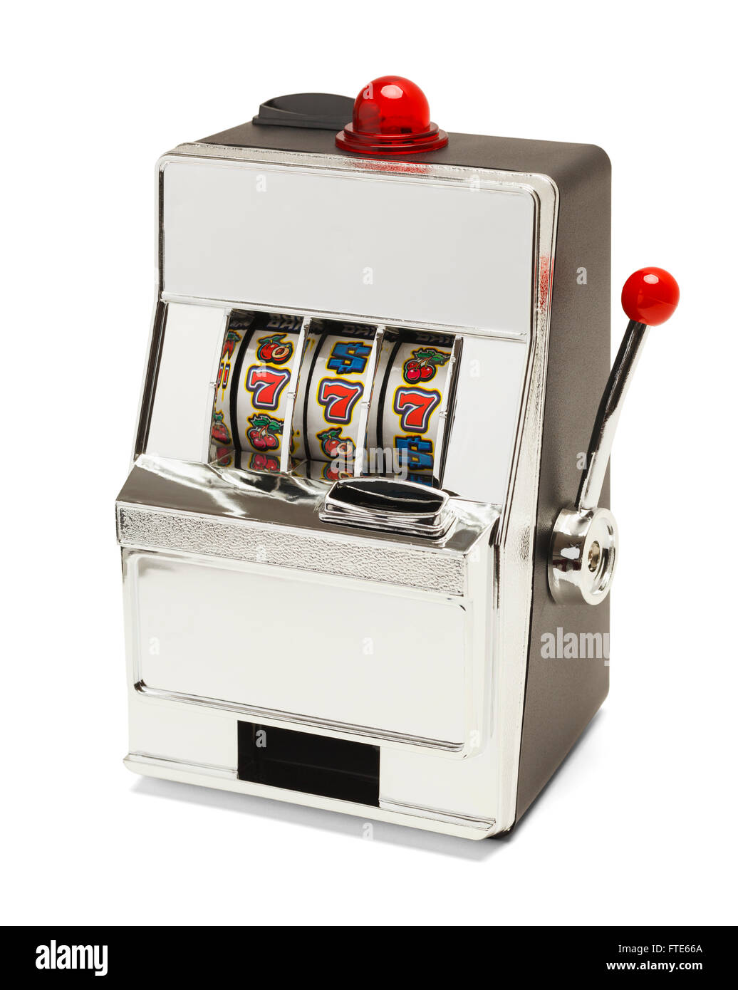Pequeña máquina tragaperras con jackpot Sevens aislado sobre fondo blanco. Foto de stock