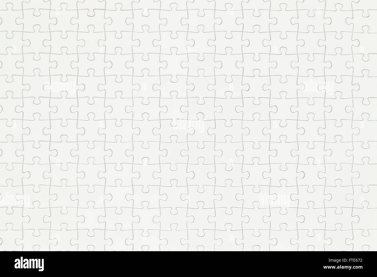Primer plano de completado rompecabezas blanco con espacio de copia. Foto de stock