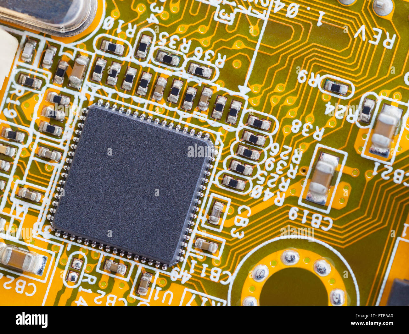 Cerca de Microchip en la placa de circuito verde amarillo. Foto de stock