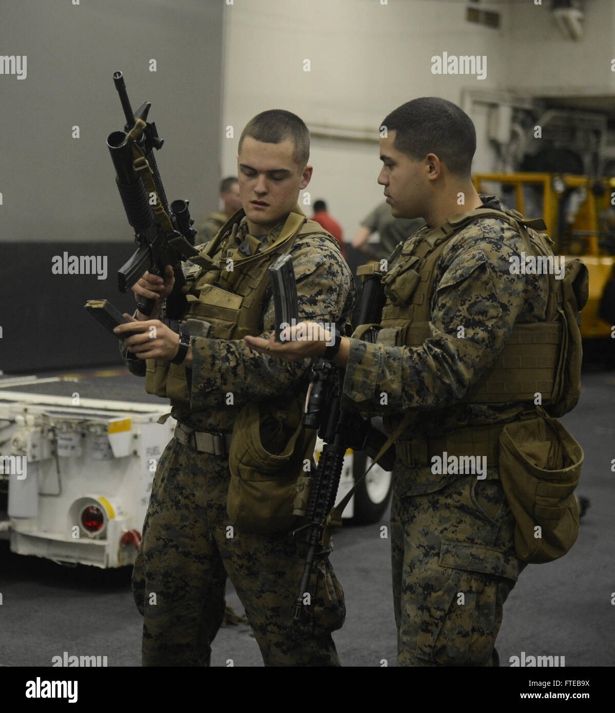 140308-N-MW280-092 MAR EGEO (8 de marzo de 2014) - los Marines práctica y ejercicios de movimiento de recarga en el hangar bay a bordo del buque multipropósito de asalto anfibio USS Bataan (LHD 5). Anfibio Bataan grupo está en preparación un despliegue programado apoyar operaciones de seguridad marítima, proporcionando la capacidad de respuesta a la crisis y los esfuerzos de cooperación de seguridad de teatro. (Ee.Uu. Navy photo by Mass Communication Specialist 3ª clase Chase Hawley/liberado) Únase a la conversación en Twitter ( Https://twitter.com/naveur navaf ) síguenos en Facebook ( ) y https://www.facebook.com/USNavalForcesEuropeAfrica Foto de stock