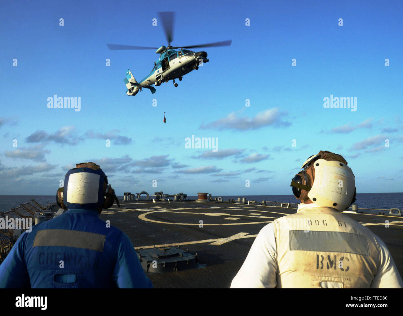 140409-N-CH661-131 MAR MEDITERRÁNEO (Abril 9, 2014) - Un helicóptero Panther565, asignado a los israelíes Sa'ar 5-clase corbeta INS Eilat (501), lleva a cabo un reabastecimiento vertical con el misil guiado por el destructor USS Ramage (DDG 61) en apoyo del ejercicio Noble, Dina, una multi-nacional anual de ejercicio de entrenamiento realizado con las fuerzas navales israelíes y helénica. Ramage, homeported en Norfolk, Virginia, es un despliegue programado apoyar operaciones de seguridad marítima y los esfuerzos de cooperación de seguridad de teatro en los EE.UU. 6ª Flota de la zona de operaciones. (Ee.Uu. Navy photo by Mass Communication Specialist Foto de stock