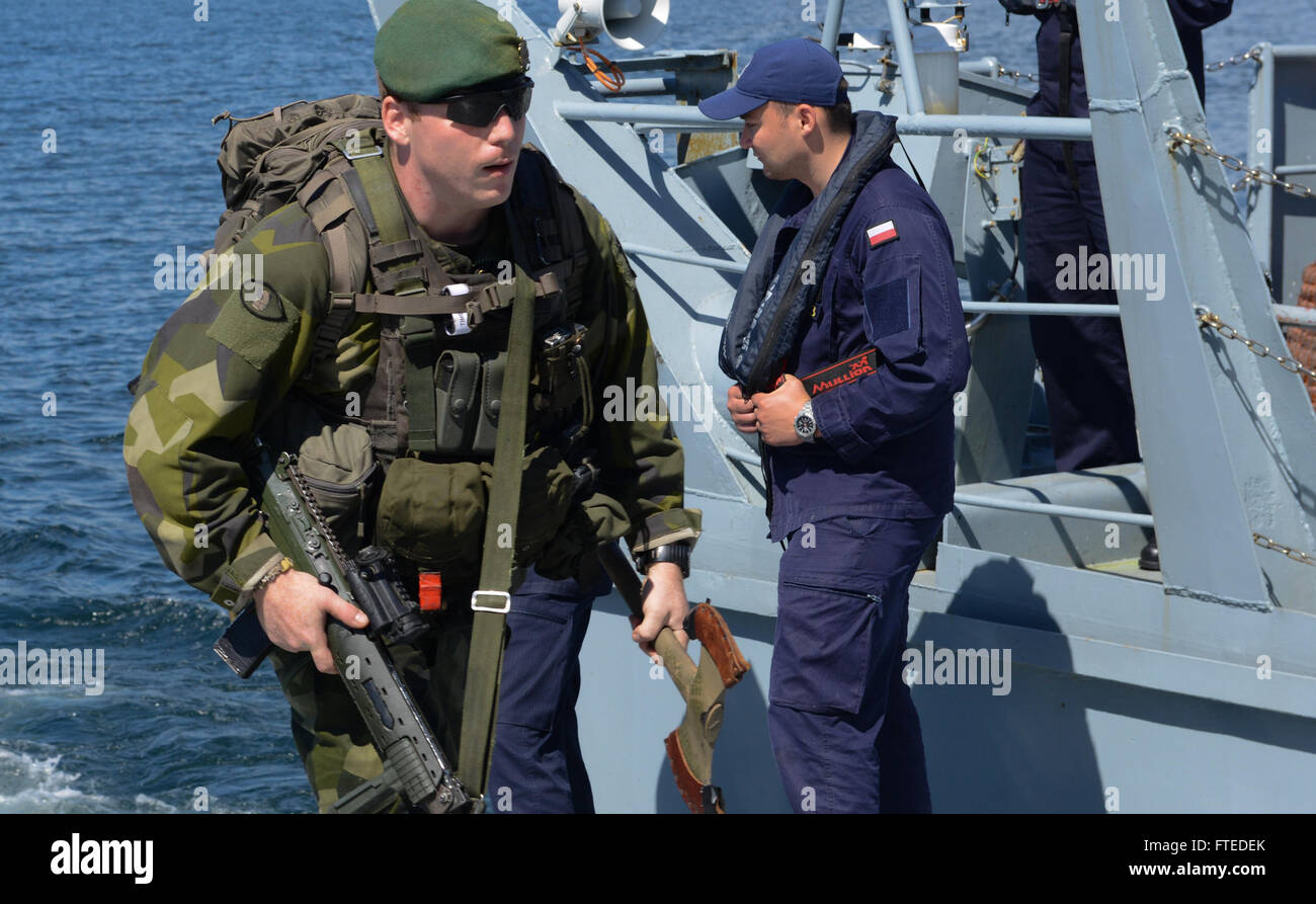 150610-N-SL539-217 MAR BÁLTICO - (10 de junio de 2015) -Marines de Suecia guardan a bordo del buque de la marina polaca, ORP BALTOPS Gniezno, durante 2015. BALTOPS es un ejercicio multinacional diseñado para mejorar la flexibilidad y la interoperabilidad, así como demostrar determinación entre aliados y socios de las fuerzas para defender la región del Báltico. (Ee.Uu. Navy photo by Mass Communication Specialist Seaman Lucas Askew/liberado) Foto de stock
