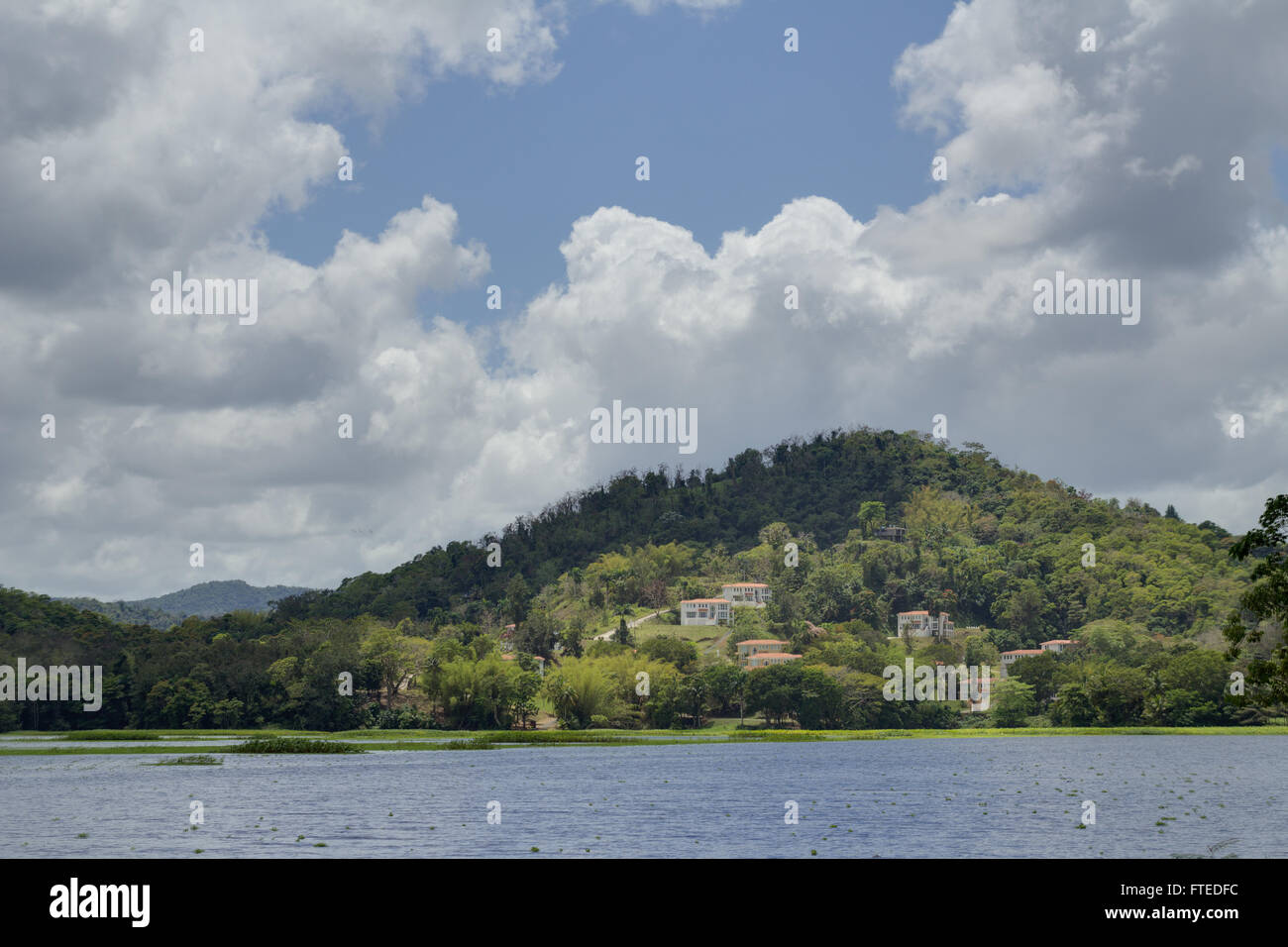 Casas en lago lago Carraízo, Truijillo Alto, Puerto Rico Fotografía de