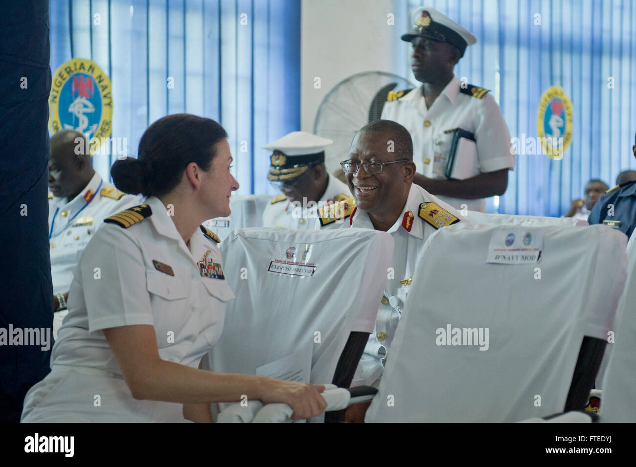 140423-N-IY142-047 LAGOS, Nigeria (Abril 23, 2014) - El capitán de la Marina de EE.UU. Nancy Lacore director de ejercicio, Obangame Express 2014, interactúa con la parte trasera. Adm. O.C. Medane, bandera oficial comandante del Comando Naval Oriental, durante la ceremonia de cierre de ejercicio en la marina de Nigeria occidental de la comandancia Naval. Obangame Express es un comando África estadounidense-patrocinado marítimas multinacionales ejercicio diseñado para aumentar la seguridad marítima y la seguridad en el Golfo de Guinea. (Ee.Uu. Navy photo by Mass Communication Specialist 2ª Clase John Herman/liberado) Foto de stock