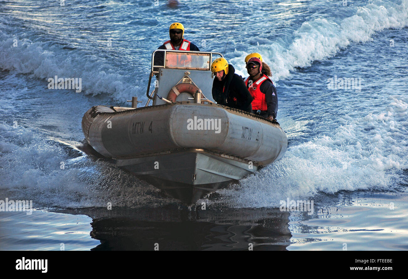 Mar de Liguria (Abril 16, 2013) - Comando de Transporte Marítimo Militar mariners servicio civil asignado al buque de mando anfibio USS Mount Whitney (LCC 20), paseo en un bote inflable de casco rígido durante un taladro de hombre al agua. Mount Whitney, homeported en Gaeta, Italia, es la 6ª Flota de EE.UU. buque insignia y opera con una tripulación combinada de EE.UU. Los marineros y navegantes de servicio civil MSC. Los marineros del servicio civil realizar navegación, cubierta, ingeniería y operaciones, mientras que el servicio de suministro de personal militar a bordo de apoyo de comunicaciones, sistemas de armas y la seguridad. (Ee.Uu. Navy photo by Mass Communication Speciali Foto de stock