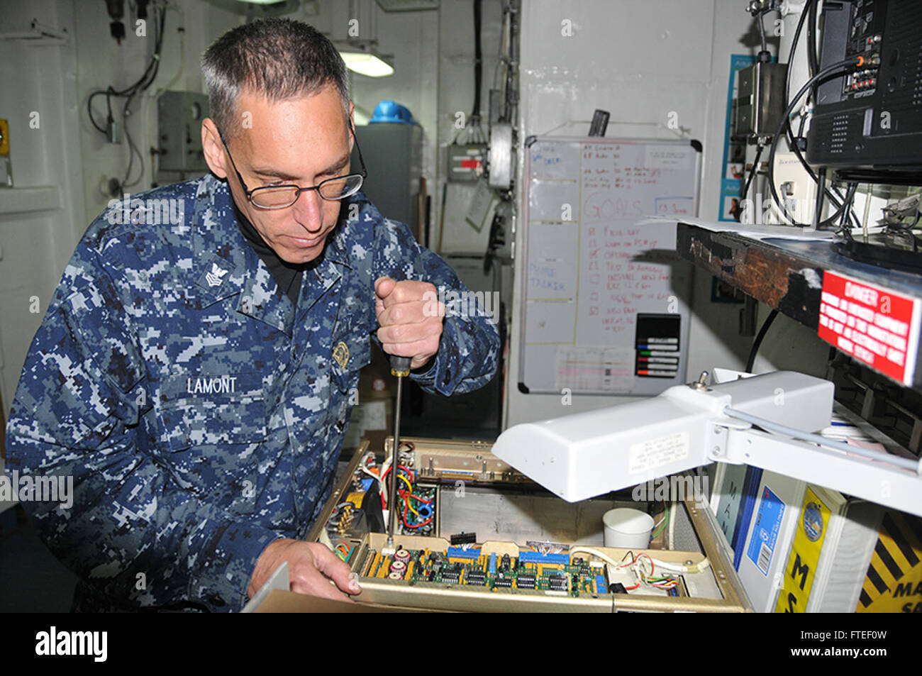 140614-N-ZZ999-040 USS Mount Whitney LCC20 (15 Junio 2014) Técnico Electrónico de primera clase Steven Lamont comienza las reparaciones en un transmisor de alta frecuencia durante las operaciones del Báltico (BALTOPS) de 2014. Suboficiales Lamont es uno de varios reservistas asignados actualmente a USS Mount Whitney. Ahora en su 42º año, BALTOPS es anual, ejercicio multinacional con el objetivo de mejorar la capacidad marítima, la interoperabilidad y el apoyo a la estabilidad regional. (Ee.Uu. Navy photo by Mass Communication Specialist 1st Class Adam C. Stapleton/liberado) Foto de stock