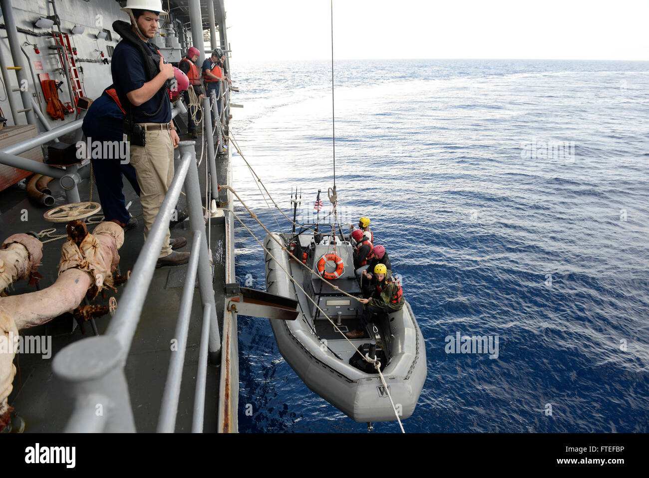 151026-N-VY489-030 DEL OCÉANO ATLÁNTICO (Oct. 26, 2015) Transporte Marítimo Militar comando mariners de servicio civil se bajan en un bote inflable de casco rígido, durante un taladro de hombre al agua a bordo de la Sexta Flota estadounidense el mando y el control del buque USS Mount Whitney (LCC) 20, Oct 26, 2015. Mount Whitney, desplegadas en Gaeta, Italia, opera con una combinación de tripulación de marineros y comando de Transporte Marítimo Militar de servicio civil de los navegantes. (Ee.Uu. Navy Photo by Mass Communication Specialist 1st Class Mike Wright/ liberado) Foto de stock