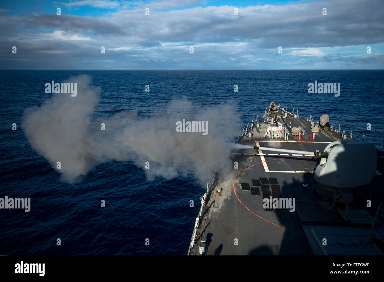 Mar Mediterráneo (Oct. 7, 2014) El misil guiado por el destructor USS Arleigh Burke (DDG 51) incendios su MK 45 pistola de 5 pulgadas durante un ejercicio de fuego vivo. Arleigh Burke, homeported en Norfolk, Virginia, es la realización de las operaciones navales en los EE.UU. 6ª Flota de la zona de operaciones en apoyo de los intereses de seguridad nacional de EE.UU. en Europa. Foto de stock