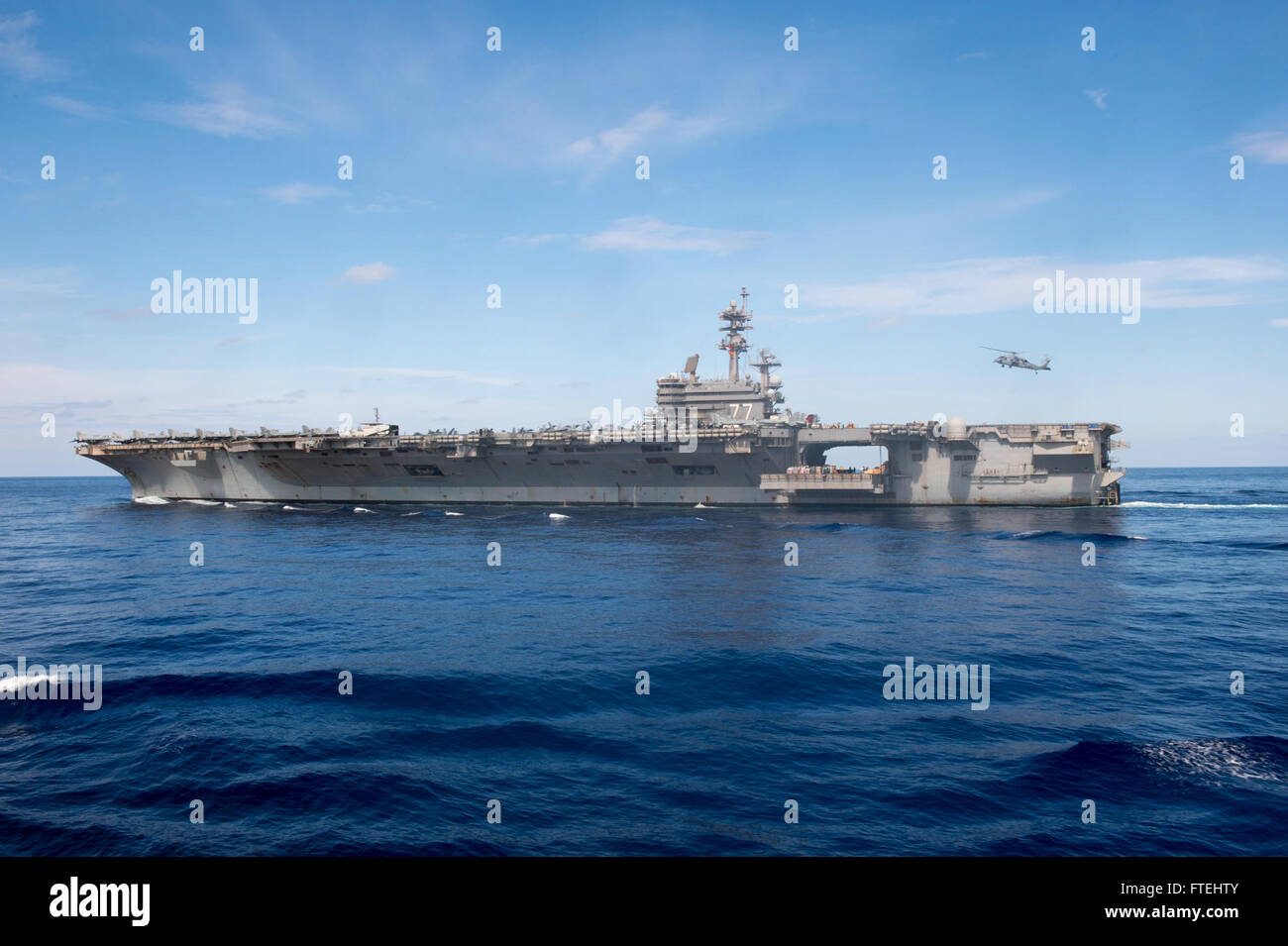 Mar Mediterráneo (Oct. 28, 2014) - el portaaviones USS George H.W. Bush (CVN 77) realiza una reposición vertical en alta mar en el Mar Mediterráneo, el 28 de octubre. Bush, homeported en Norfolk, Virginia, está realizando operaciones navales en los EE.UU. 6ª Flota de la zona de operaciones en apoyo de los intereses de seguridad nacional de EE.UU. en Europa. Foto de stock