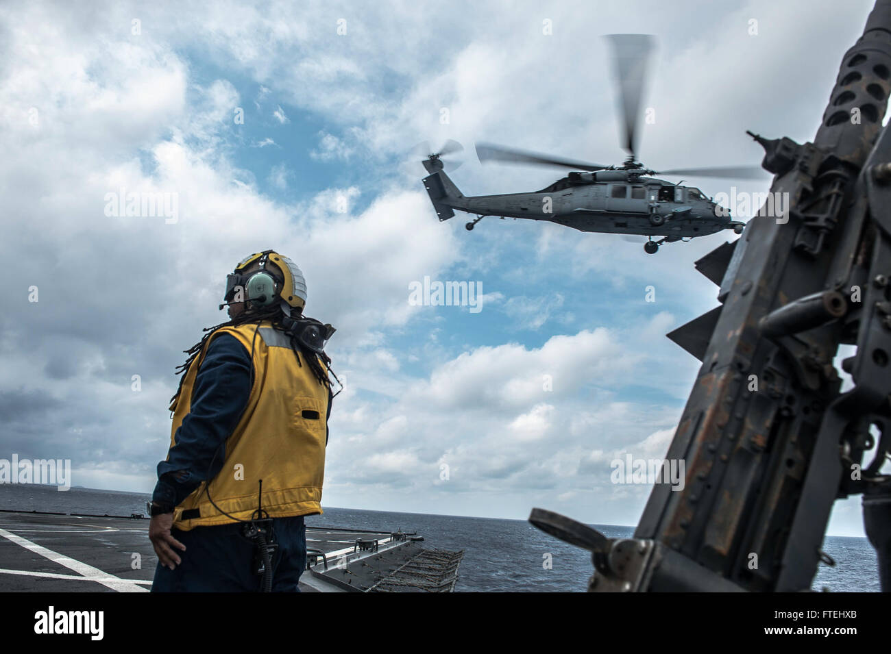 Mar Mediterráneo (Oct. 29, 2014) - Marion Malley señala un MH-60S Sea Hawk helicóptero asignado al mar Helicóptero de Ghostriders Escuadrón de Combate (HSC 28), destacamento 1, a bordo de la 6ª flota de mando y control del buque USS LCC Whitney (20). Mount Whitney es la realización de operaciones navales con aliados y socios en los EE.UU. 6ª Flota de la zona de operaciones a fin de promover la seguridad y la estabilidad en Europa. Foto de stock