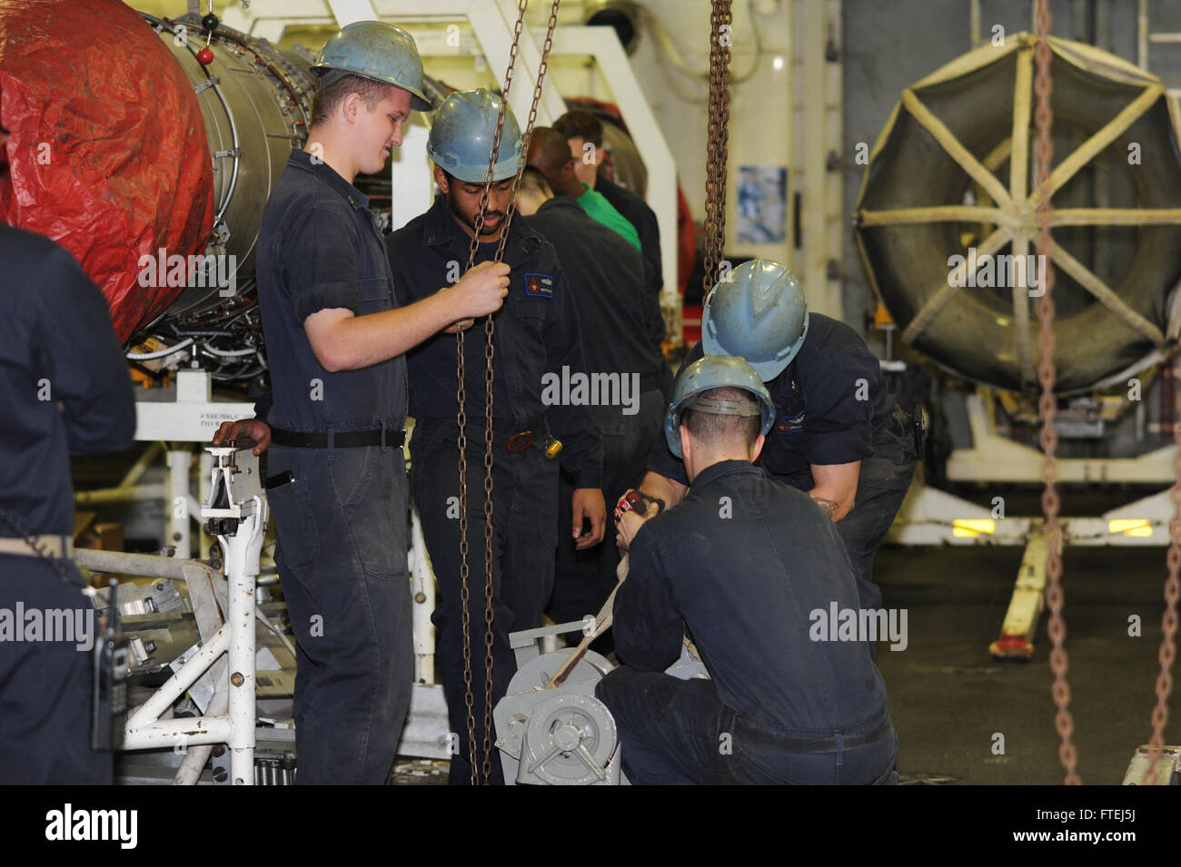 Estrecho de Gibraltar (Nov. 6, 2014) instalar un nuevo elevador de marineros a bordo del portaaviones USS George H.W. Bush (CVN 77). George H.W. Bush, homeported en Norfolk, Virginia, es la realización de las operaciones navales en los EE.UU. 6ª Flota de la zona de operaciones en apoyo de los intereses de seguridad nacional de EE.UU. en Europa. Foto de stock