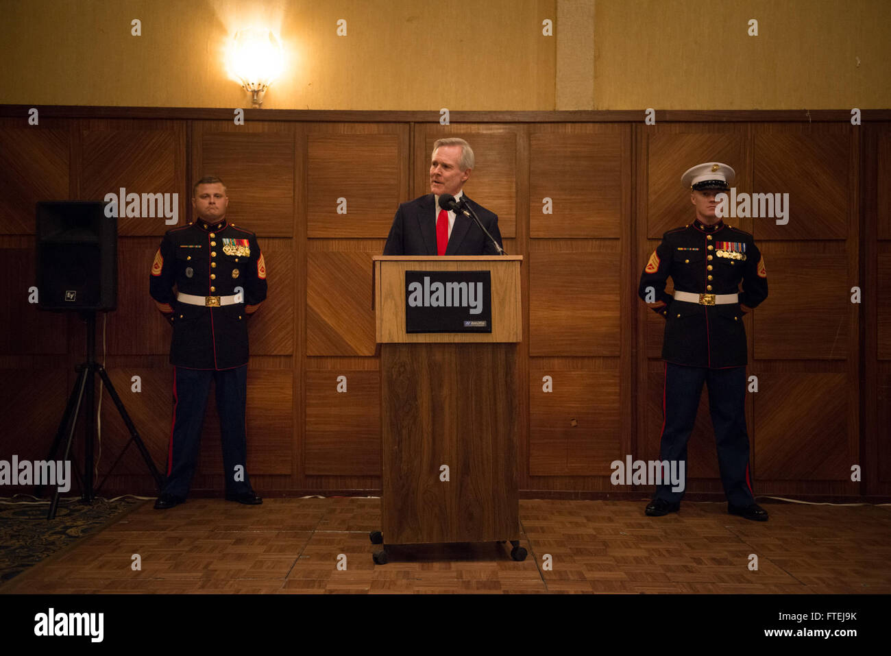 KINSHASA, República Democrática del Congo (Nov. 16, 2014), Secretario de la Marina (SECNAV) Ray Mabus ofrece comentarios en el 2014 Marine Corps cumpleaños bola en Kinshasa. Mabus es en la región para reunirse con los marineros, infantes de marina y los funcionarios civiles y militares como parte de una nación multi-visita a los Estados Unidos de Europa, Sur de África y de América del Sur las áreas de responsabilidad de comando. Foto de stock