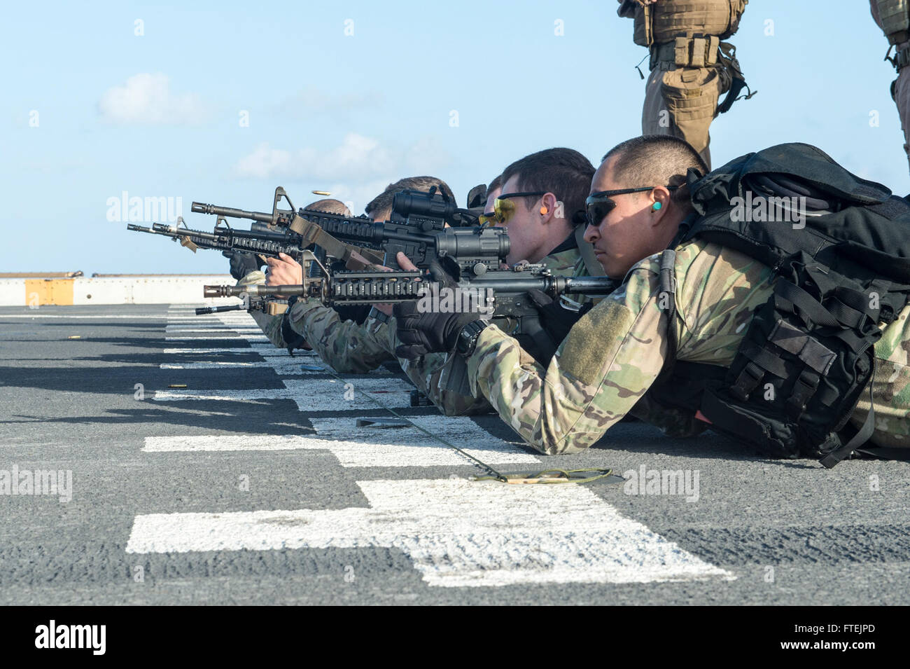 Océano Atlántico (Dec. 24, 2014) La clase San Antonio dock buque anfibio de transporte USS New York (LPD 21) Visita, junta, búsqueda e incautación equipo participa en un ejercicio con fuego vivo con el Marine Reconnaissance Force con la II Fuerza Expedicionaria de la Marina adjunta a la 24ª Unidad Expedicionaria de los Infantes de Marina (MEU) en la cubierta de vuelo, 24 de diciembre de 2014. Nueva York, parte de la Iwo Jima Amphibious Ready Group/24ª Unidad Expedicionaria de la Marina, está realizando operaciones navales en los EE.UU. 6ª Flota de la zona de operaciones en apoyo de los intereses de seguridad nacional de EE.UU. en Europa Foto de stock