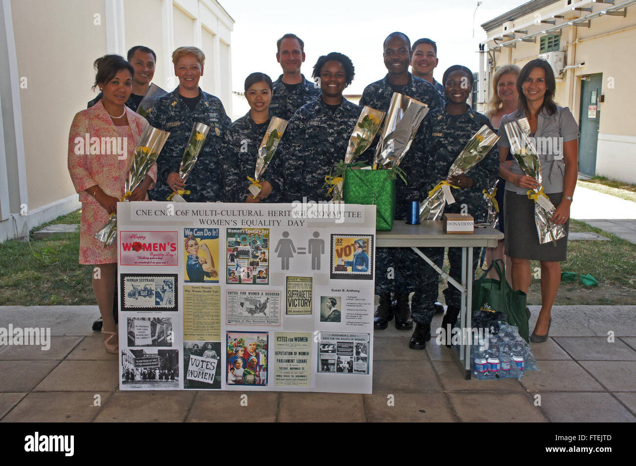 Nápoles, Italia (Agosto 26, 2013) - El Jefe Maestro flota JoAnn Ortloff, asignado al Comandante de las Fuerzas Navales estadounidenses, entre Europa y África, el tercero desde la izquierda, se une a los marineros durante el día la igualdad de la mujer. Día de la igualdad de la mujer es un día para conmemorar el derecho a voto de las mujeres en todo el país sobre una base de igualdad con los hombres. Foto de stock