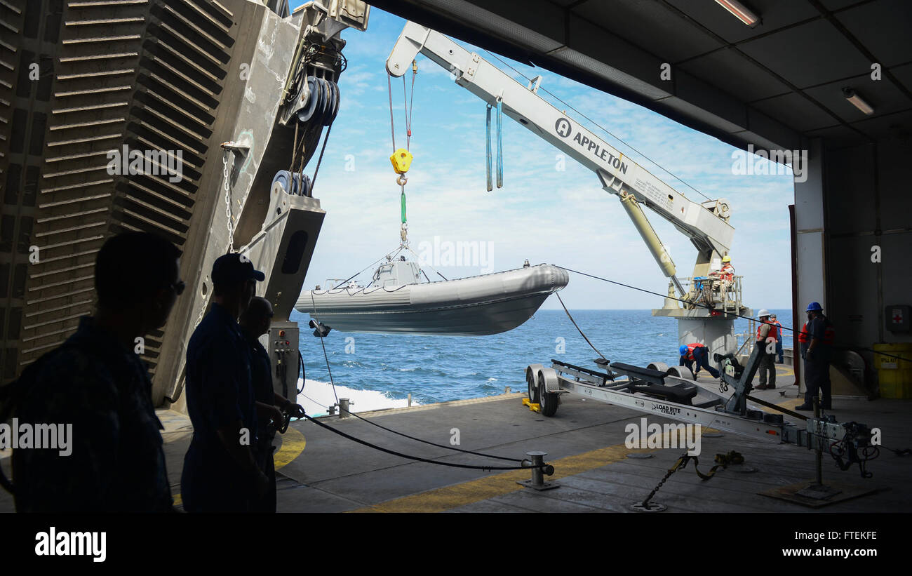 Océano Atlántico (Ene. 24, 2015), Marina de los EE.UU. militares de los marineros y navegantes de servicio civil comando marítimo trabajan juntos para llevar a cabo pequeñas operaciones en barco a bordo del comando de Transporte Marítimo Militar de alta velocidad conjunta del buque USNS Spearhead (JHSV 1), Jan 24, 2015. Spearhead es una implementación programada para la 6ª Flota de EE.UU. zona de operaciones en apoyo de la colaboración internacional en el programa de fomento de la capacidad de la estación de colaboración en África. Foto de stock