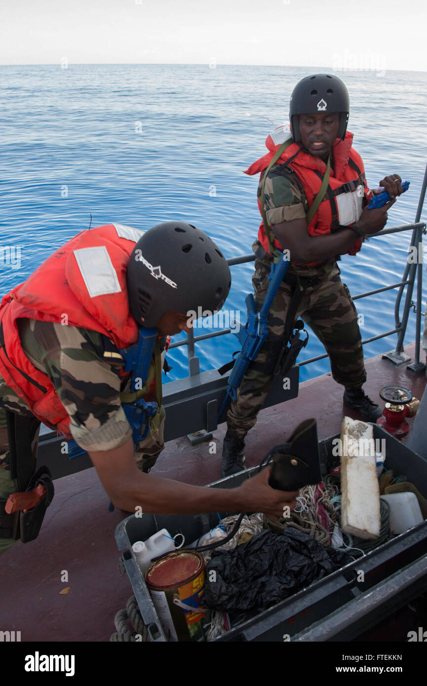 150131-N-QY759-336 OCÉANO ÍNDICO (Ene. 31, 2015) un miembro del equipo de embarque comorano descubre un caché de armas en un escenario de entrenamiento anti-piratería a bordo de la lancha patrullera Mauricio CGS Rescatador (P 81) durante el ejercicio Cutlass Express 2015. Ejercicio Cutlass Express 2015, patrocinada por EE.UU. Africa Command (AFRICOM), está diseñado para mejorar la cooperación regional, el dominio marítimo de la conciencia (MDA) el intercambio de información y prácticas para aumentar la capacidad de África Oriental y el Océano Índico unidas para contrarrestar las actividades ilícitas en el mar. (Ee.Uu. Navy photo by Mass Communication Specialist 1st Class David R. Krigbaum/ Foto de stock