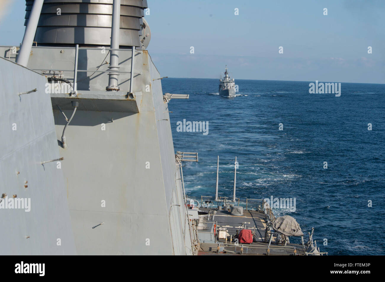 Mar Negro (Feb. 21, 2015) - fragata turca Yildirim (F 234) lleva a cabo tácticas de división con el USS Cole (DDG 67), 21 de febrero de 2015. Cole, un Arleigh Burke clase destructor de misiles guiados, homeported en Norfolk, está realizando operaciones navales en los EE.UU. 6ª Flota de la zona de operaciones en apoyo de los intereses de seguridad nacional de EE.UU. en Europa. Foto de stock