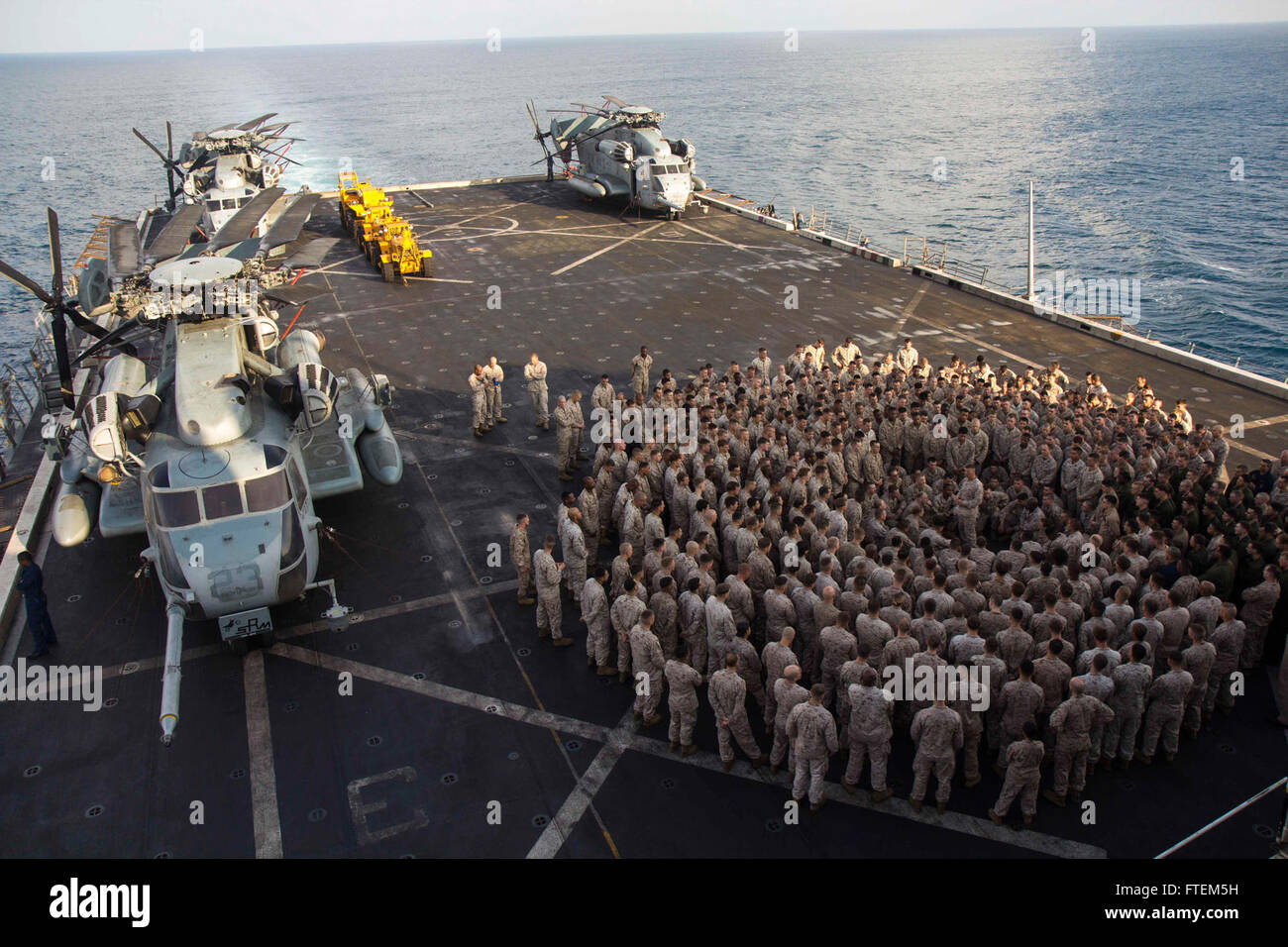 Mar Mediterráneo (Sept. 4, 2013), Infantes de Marina de los Estados Unidos asignado a la 26ª Unidad Expedicionaria de los Infantes de Marina (MEU), escuchar al Teniente Coronel Kevin Collins, comandante del batallón logístico de combate 26, 26ª MEU, como la libertad que da una breve sobre la cubierta de vuelo del buque anfibio de transporte dock USS San Antonio (LPD 17). La 26ª MEU es un Marine Air-Ground Task Force desplegadas a los EE.UU. 5ª y 6ª Flota áreas de responsabilidad a bordo del Kearsarge Amphibious Ready Group. Foto de stock
