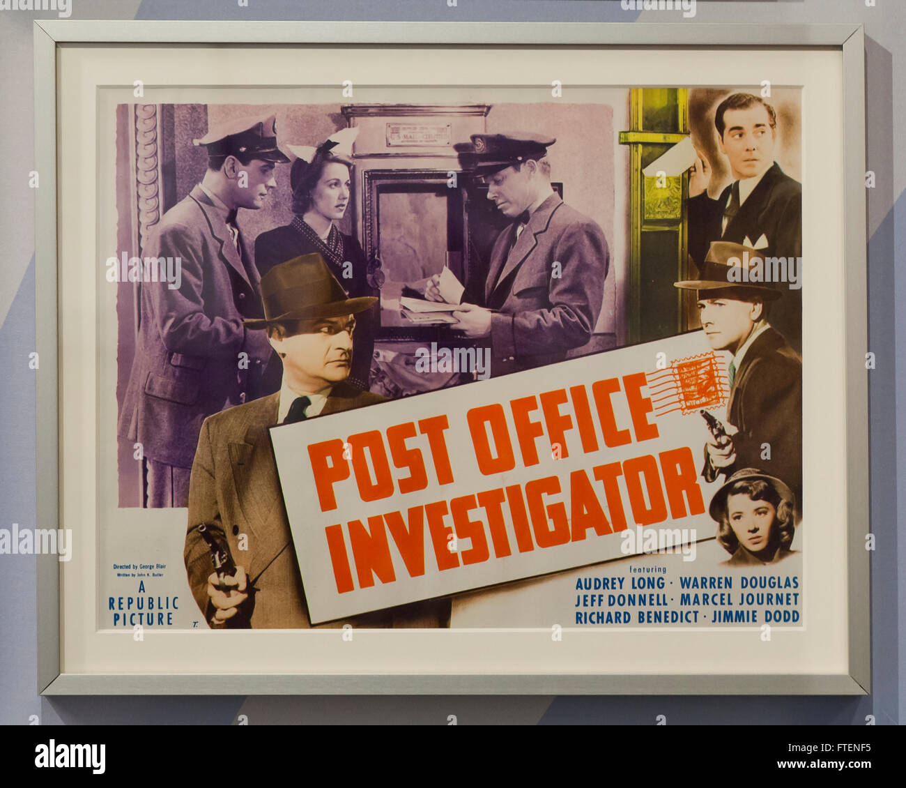 Investigador de la oficina de correos antiguos carteles de cine, circa 1949 - EE.UU. Foto de stock