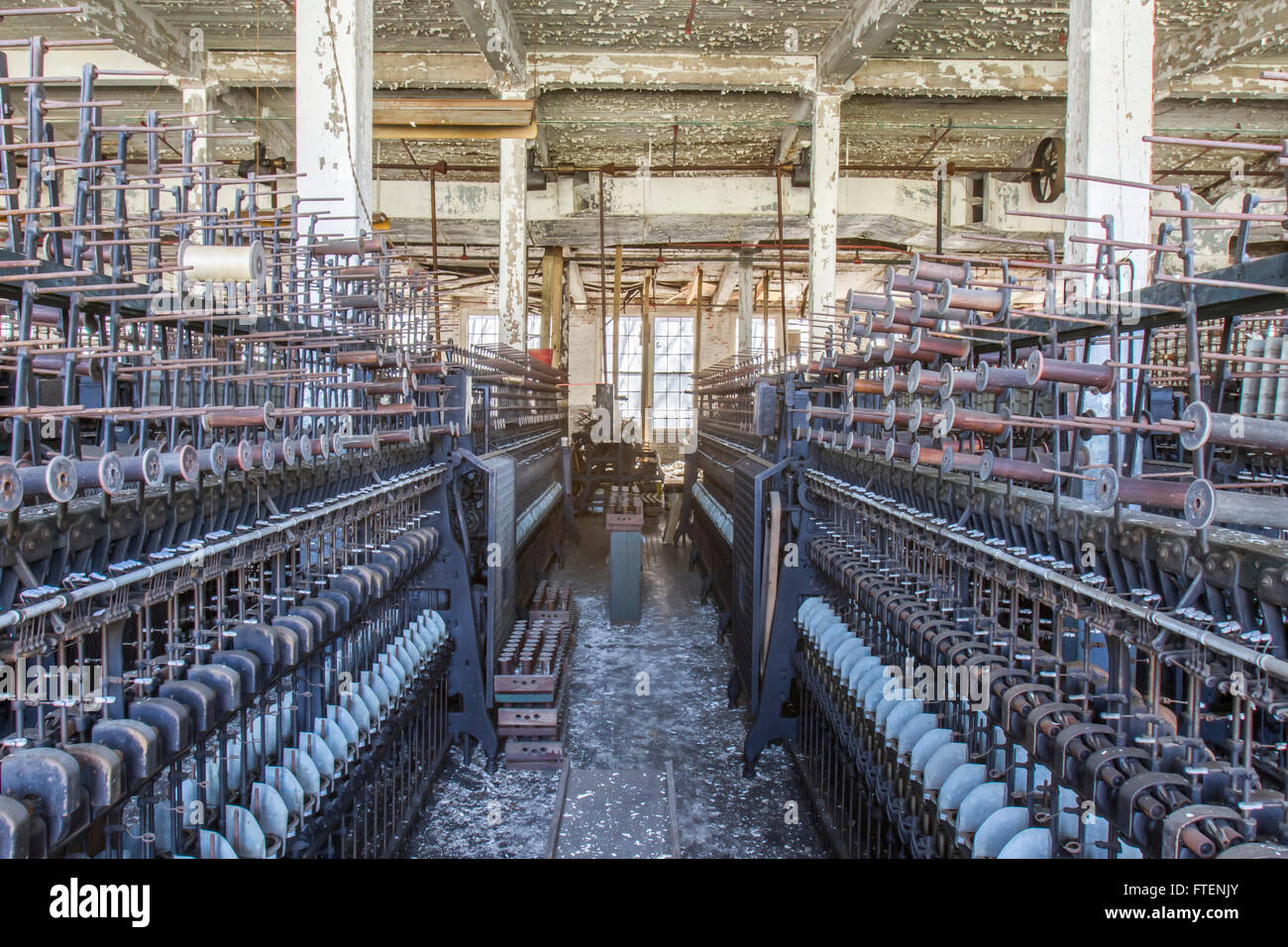 Envejecimiento de la fábrica con equipos antiguos la oxidación en la vuelta del siglo lanzando la fábrica de seda. Foto de stock
