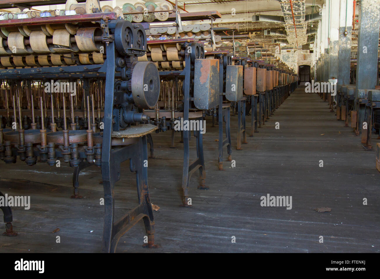 Fábrica de vuelta del siglo lanzando la fábrica de seda. Foto de stock