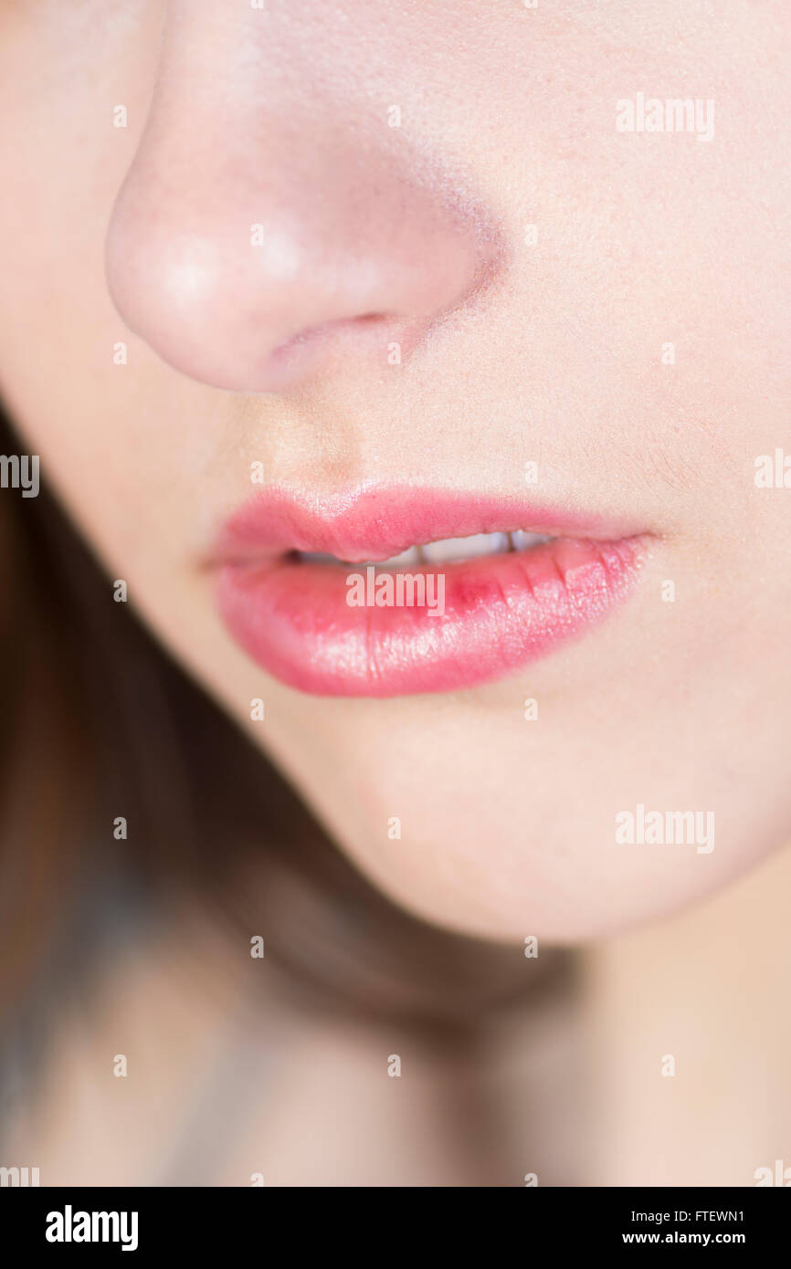 Close-up de una joven mujer boca cerrada Fotografía de stock - Alamy