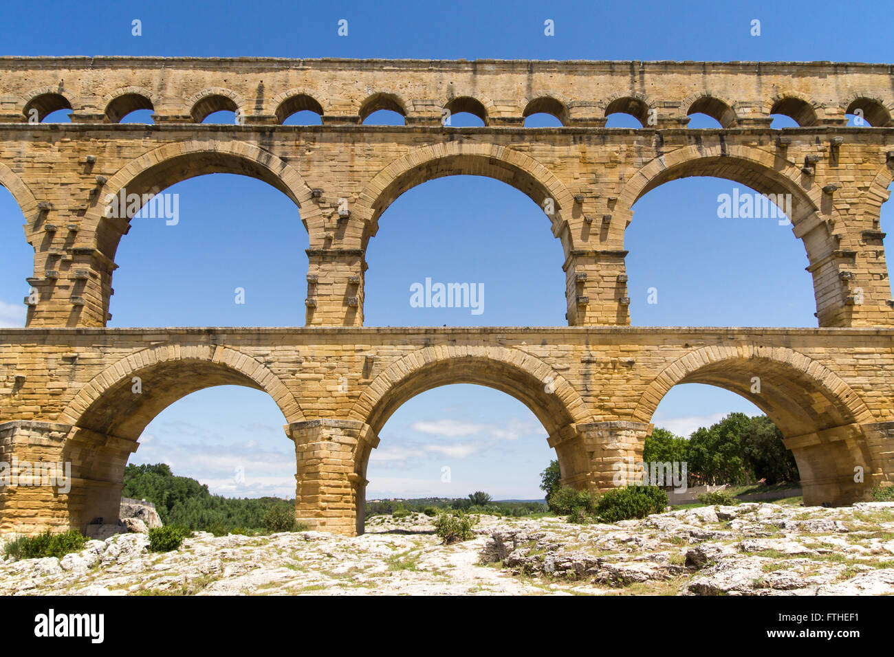 El Pont du Gard (vista frontal) es un antiguo acueducto romano puente que cruza el río Gardon, en el sur de Francia. Foto de stock