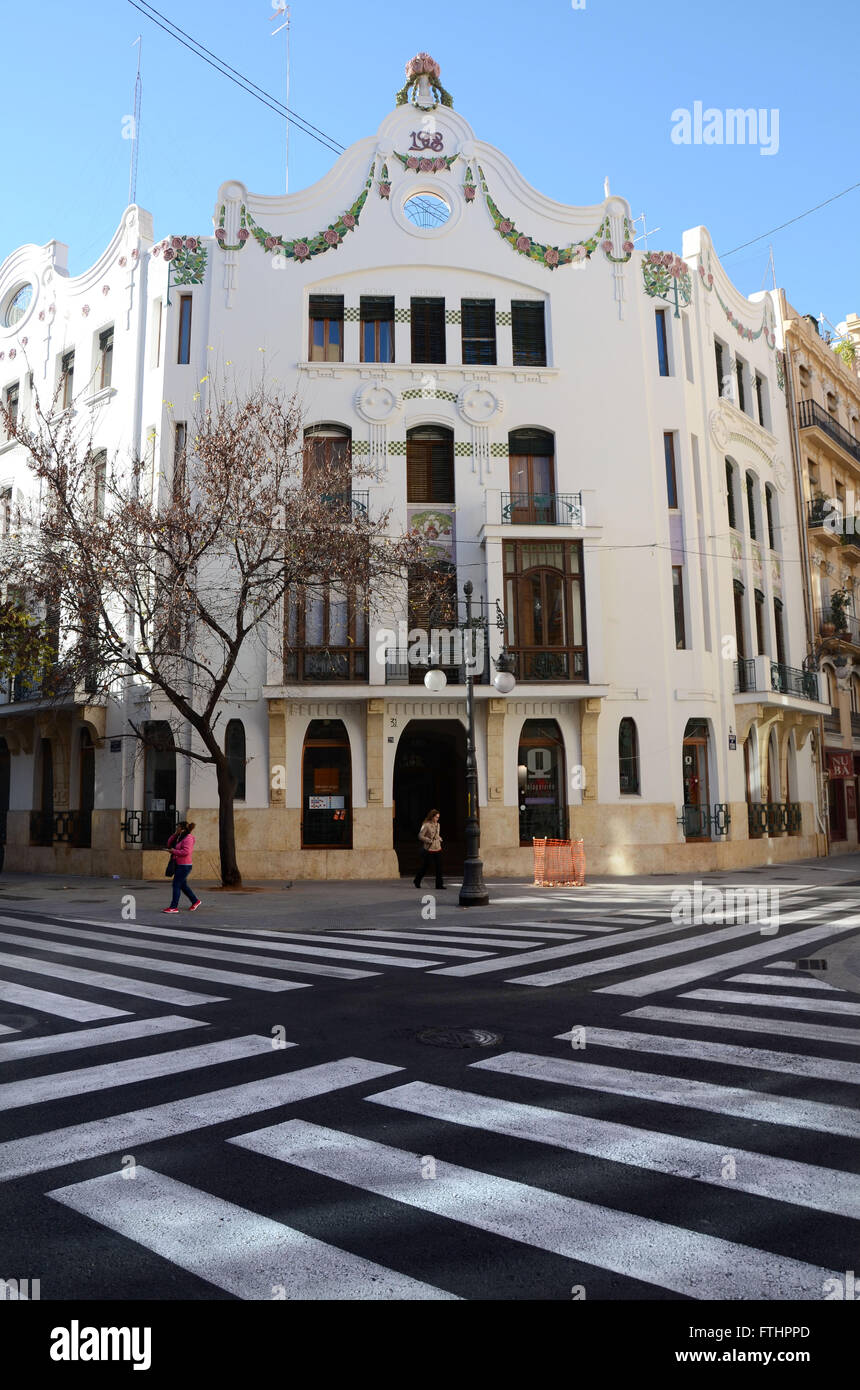 Arquitectura decorativa en la esquina de 'carrer de ciril amorós' y'carrer  de Pizarro", Valencia, España Fotografía de stock - Alamy