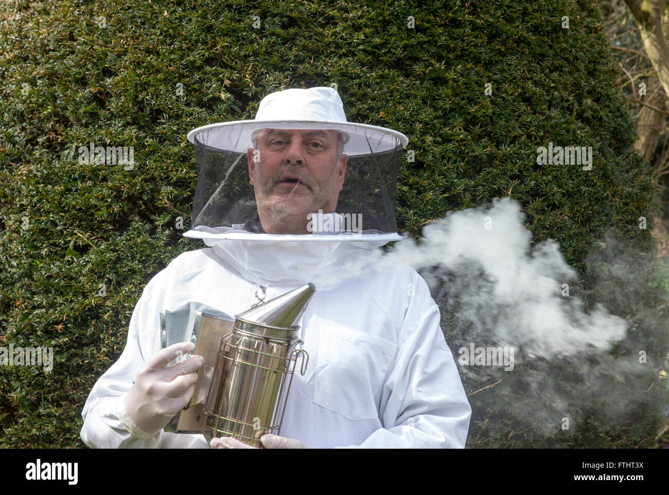 Retrato de un apicultor con fumador Foto de stock