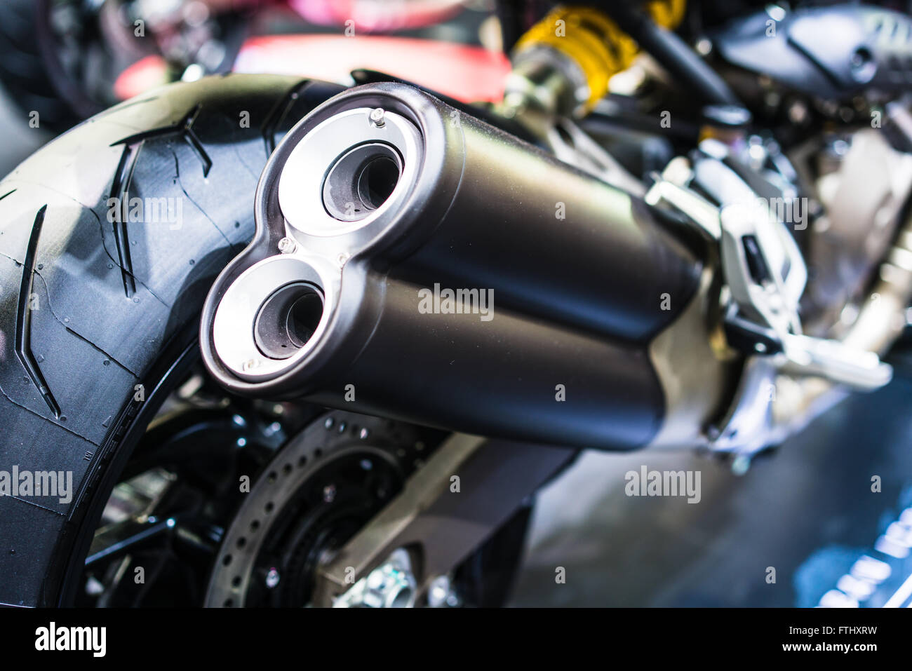 Motorcycle dual chrome exhaust pipes fotografías e imágenes de alta