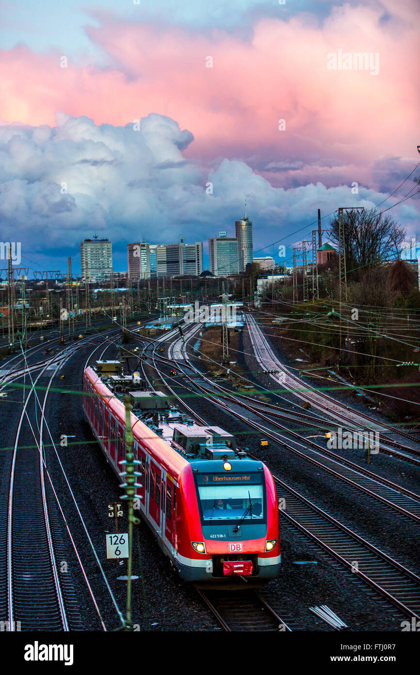Horizonte del distrito de negocios de Essen, Alemania, las vías del