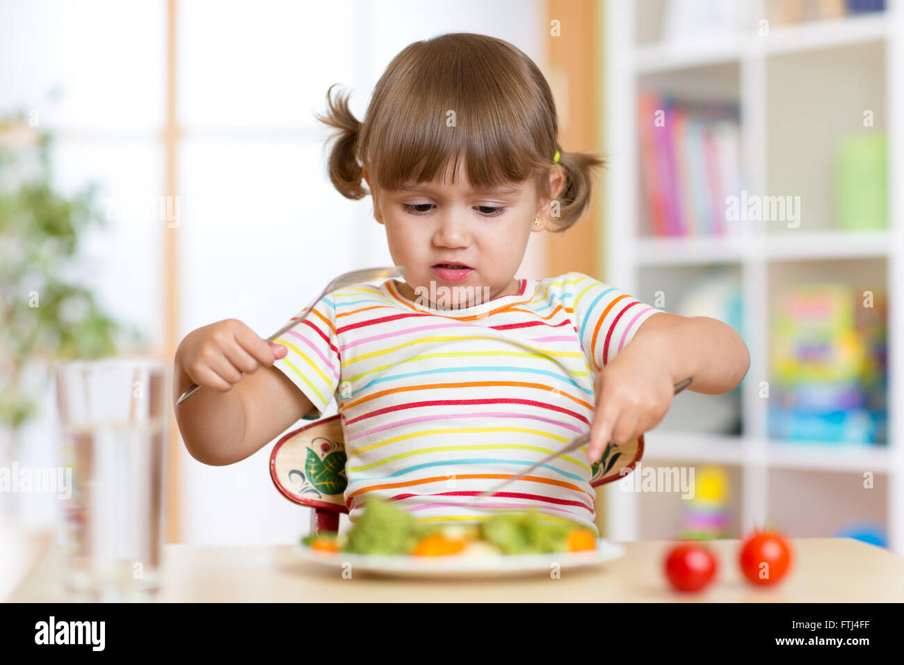 Pequeña niña niño se niega a comer su cena Foto de stock