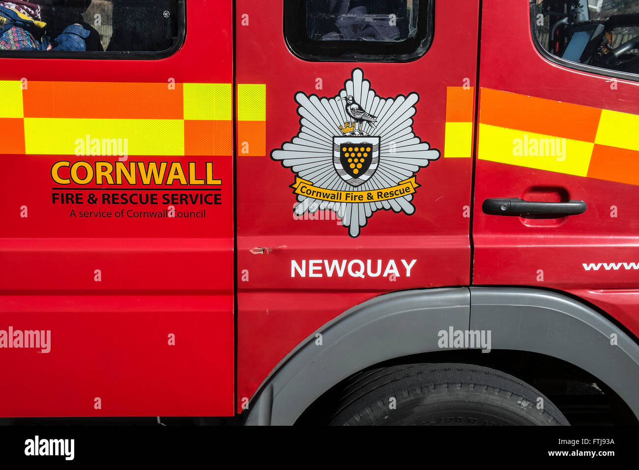 La cresta de los servicios contra incendios y salvamento de Cornualles en el lateral de un camión de bomberos de Cornualles. Foto de stock