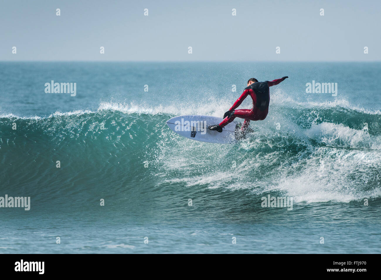 Un surfista en la playa Fistral en Newquay, Cornwall Foto de stock