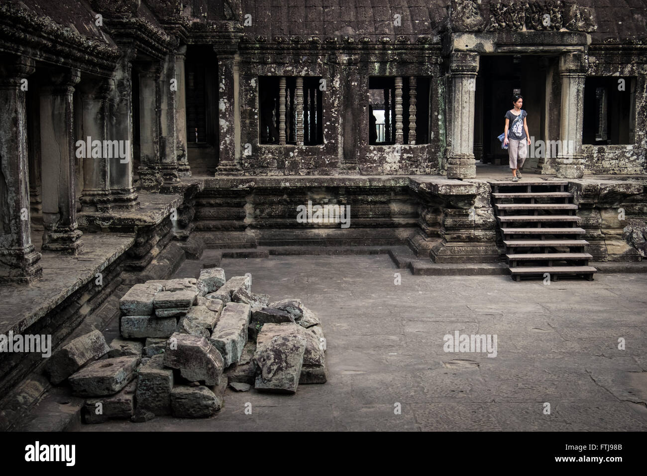 Una mujer caminando en el templo de Angkor Wat, en Camboya. Foto de stock