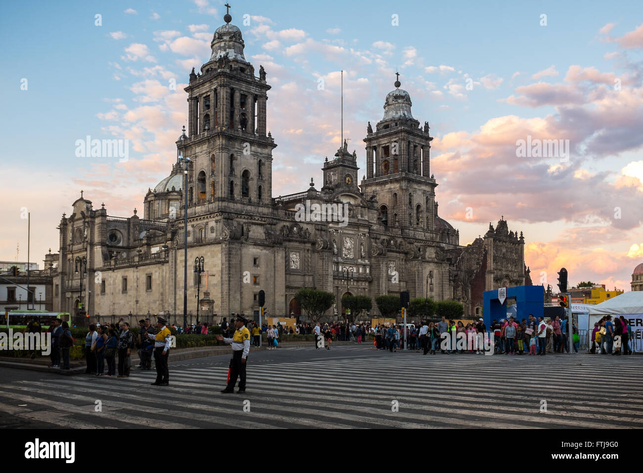 Catedral Metropolitana de la ciudad de México y el zócalo. Foto de stock